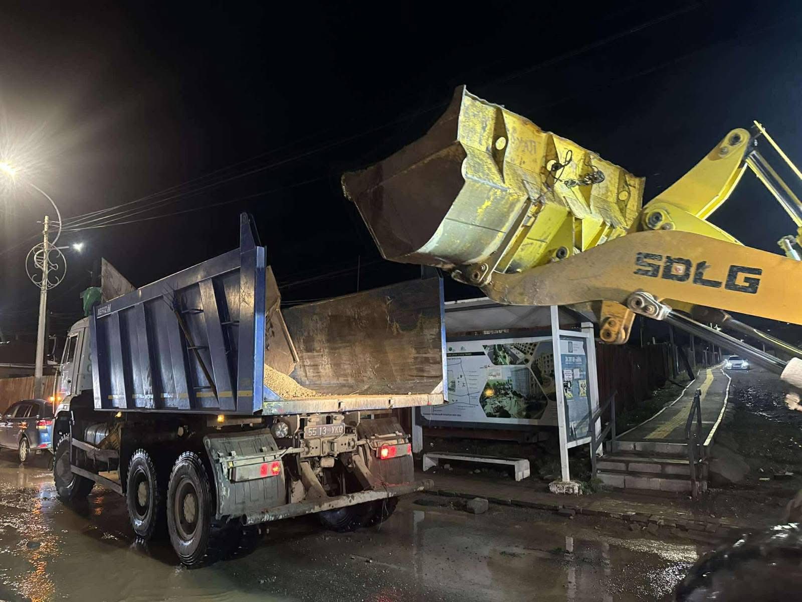 You are currently viewing Өнгөрсөн шөнө 30 байршилд алба хаагчид 39 мотопомп, 87 техник хэрэгсэлтэй үерийн эрсдэлээс сэргийлж ажиллалаа